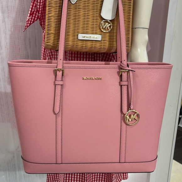 MICHAEL KORS
Jet Set Travel Lg Top Zip Shoulder Tote Saffiano Leather
Carnation - Picture 3 of 16